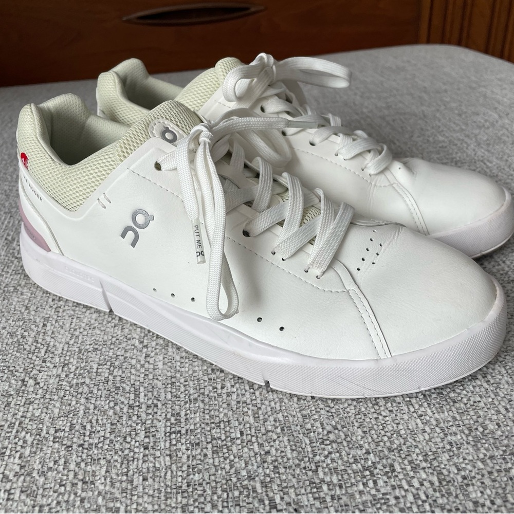 On Running The Roger White Sneakers with Accents - nearly perfect barely worn